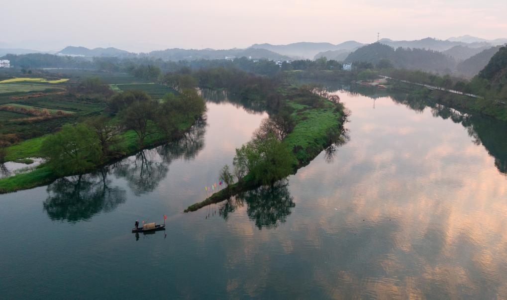 2021年3月15日拍攝的婺源月亮灣旅游公園，石門自然村坐落于此。新華社記者 胡晨歡 攝