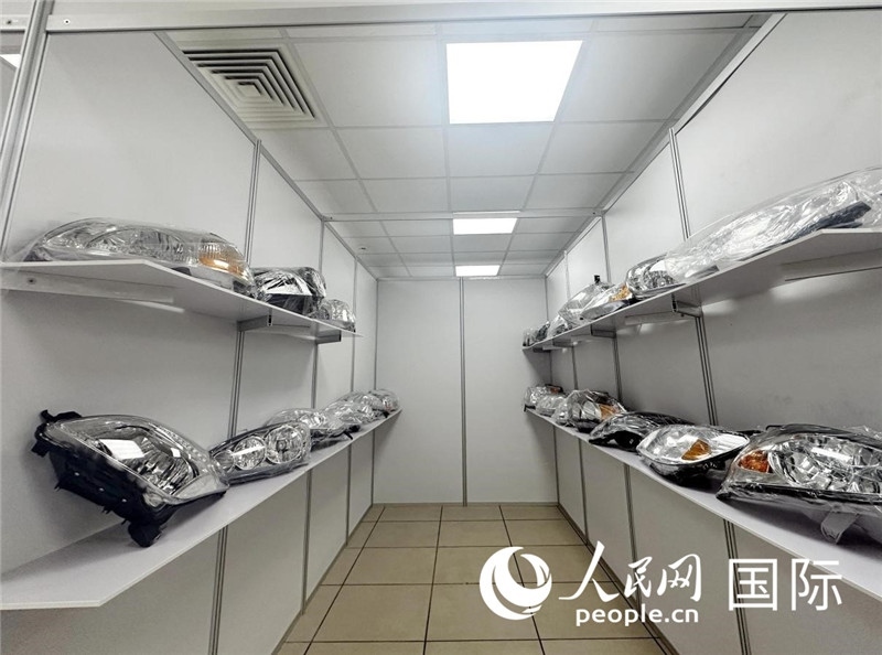 在位于莫斯科格林伍德國(guó)際貿(mào)易中心的浙江寧波優(yōu)質(zhì)商品展銷(xiāo)中心內(nèi)，展示著來(lái)自浙江寧波慈溪市的汽車(chē)配件樣品。人民網(wǎng)記者 申佳平攝