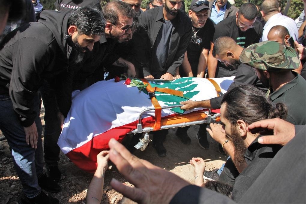 10月14日，黎巴嫩南部希亞姆鎮(zhèn)，黎巴嫩記者和民眾為在以色列轟炸中死亡的攝影記者伊薩姆·阿卜杜拉送葬。新華社發(fā)（塔希爾·阿布·哈姆丹攝）