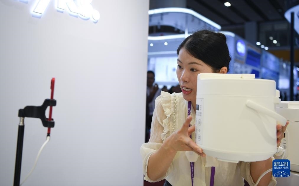 10月15日，參展的工作人員在展臺(tái)直播介紹家電產(chǎn)品。新華社記者 鄧華 攝