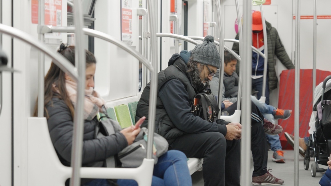 阿根廷布宜諾斯艾利斯市，乘客們乘坐A線地鐵從郊區(qū)前往市內(nèi)。人民網(wǎng)記者 張若涵攝