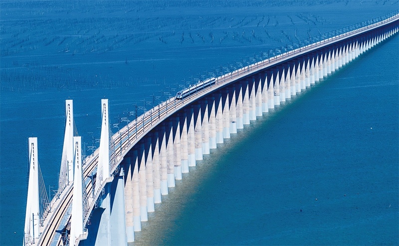 2023年9月28日，中國首條時速350公里跨海高鐵——福廈高鐵正式開通運營。圖為一列運行試驗車組駛過福廈高鐵湄洲灣跨海大橋（9月19日攝，無人機照片）。 新華社記者 魏培全/攝