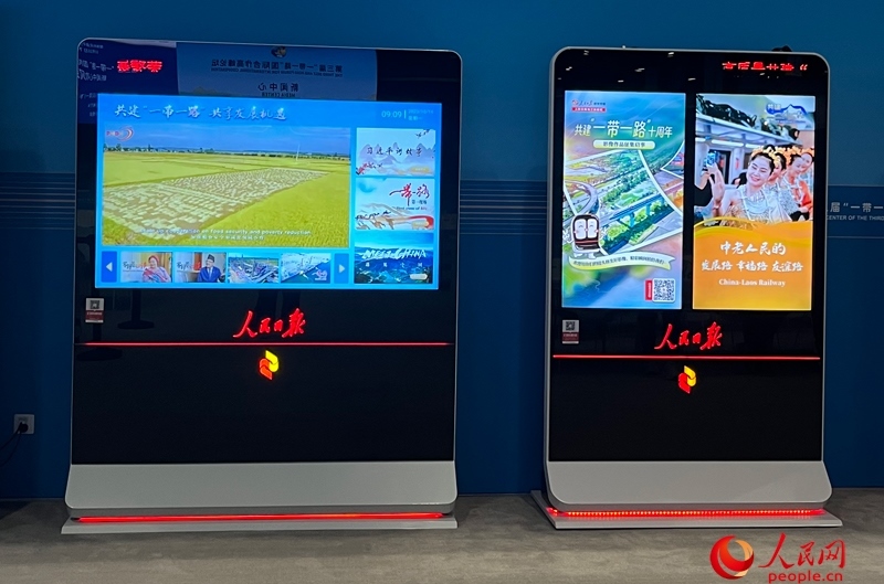 位于新聞中心的人民日報(bào)電子閱報(bào)欄。人民網(wǎng)記者 杜燕飛攝