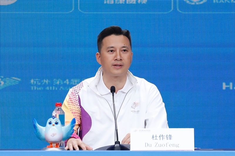 杭州亞殘運(yùn)會(huì)火炬?zhèn)鬟f指揮中心副指揮長(zhǎng)杜作鋒介紹火炬?zhèn)鬟f工作安排。杭州亞殘組委供圖