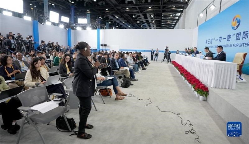 10月16日，第三屆“一帶一路”國際合作高峰論壇新聞中心在北京國家會(huì)議中心舉行首場吹風(fēng)會(huì)，邀請(qǐng)自然資源部國際合作司和相關(guān)單位負(fù)責(zé)人介紹有關(guān)情況，并回答記者提問。新華社記者 王毓國攝