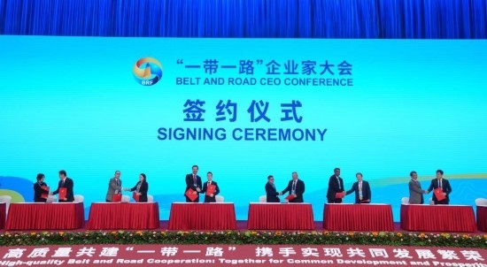 這是10月17日拍攝的簽約儀式現(xiàn)場。當(dāng)日，“一帶一路”企業(yè)家大會(huì)在北京召開。（新華社記者王毓國攝）