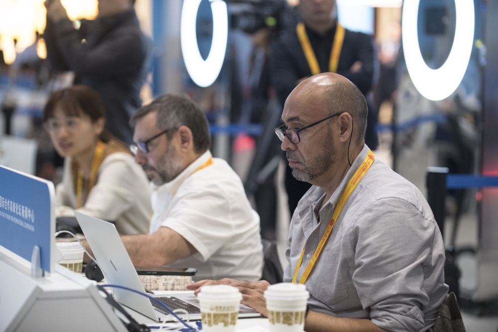 記者在“一帶一路”國際合作高峰論壇新聞中心工作（2023年10月17日攝）。