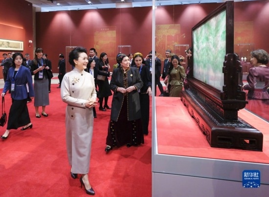  10月18日上午，國家主席習(xí)近平夫人彭麗媛邀請出席第三屆“一帶一路”國際合作高峰論壇的外方領(lǐng)導(dǎo)人夫人參觀中國工藝美術(shù)館（中國非物質(zhì)文化遺產(chǎn)館）。這是彭麗媛同外方領(lǐng)導(dǎo)人夫人參觀展品。新華社記者 丁林 攝