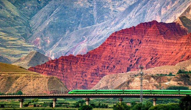 穿越丹霞地貌的火車(chē)。蘭州局集團(tuán)公司融媒體中心供圖