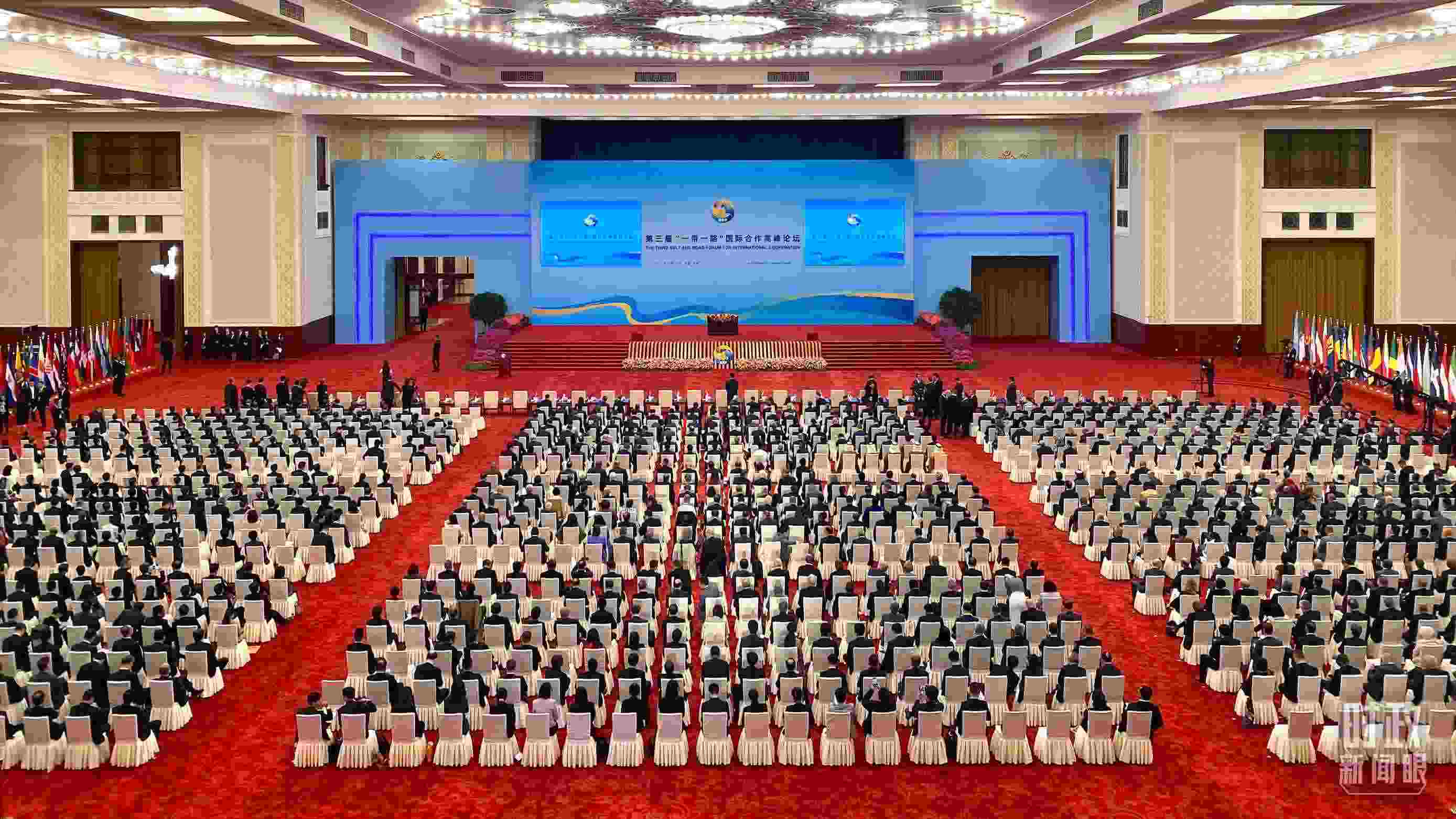 △人民大會(huì)堂宴會(huì)廳。這是開幕式之前的現(xiàn)場。（總臺央視記者李增仁拍攝）