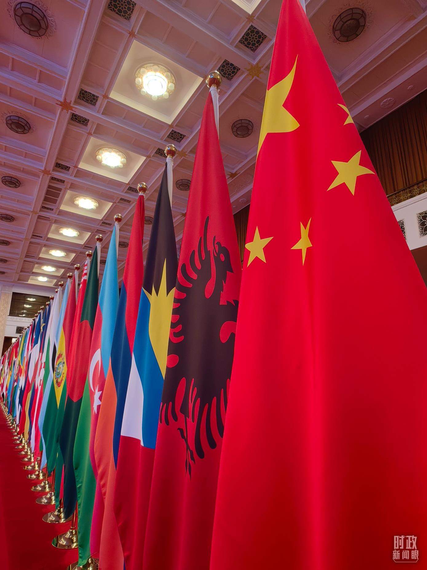 △開幕式會(huì)場內(nèi)整齊排列的旗幟。（總臺央視記者楊波拍攝）