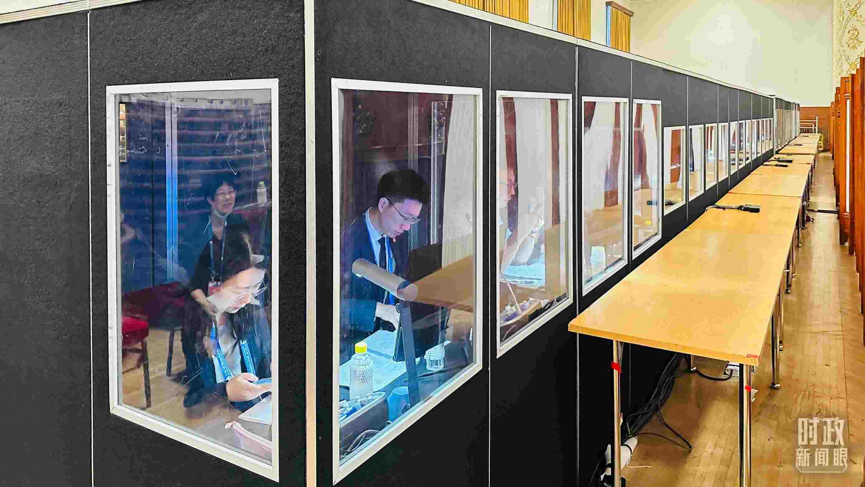 △開幕式現(xiàn)場的多語種同傳間。（總臺國廣記者時(shí)冉拍攝）