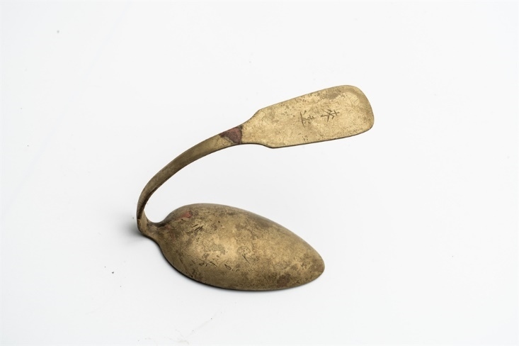 鏨刻“來遠(yuǎn)”的湯勺。國家文物局供圖