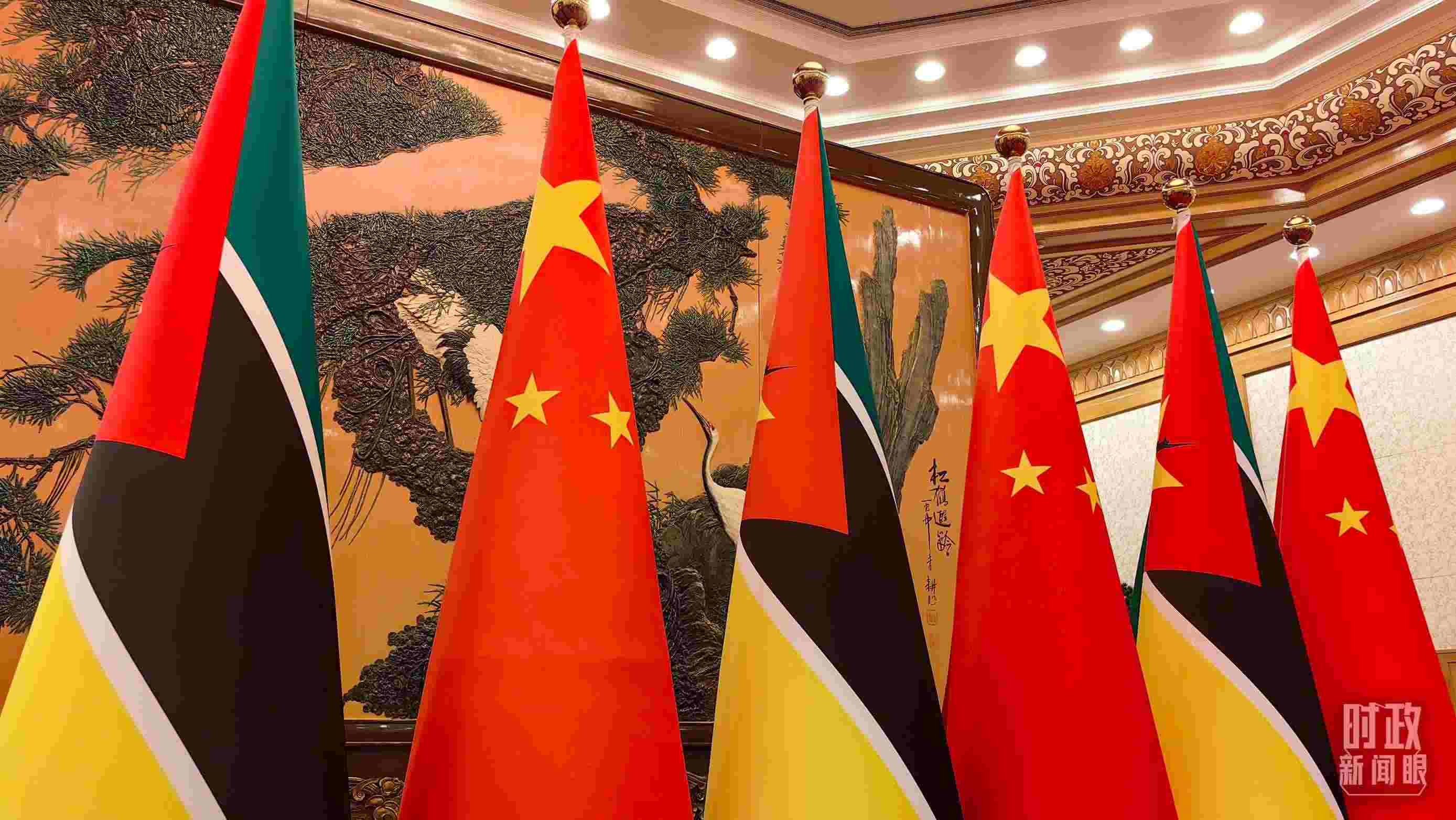 △會(huì)見(jiàn)現(xiàn)場(chǎng)，中國(guó)、莫桑比克兩國(guó)國(guó)旗。（總臺(tái)央廣記者潘毅拍攝）