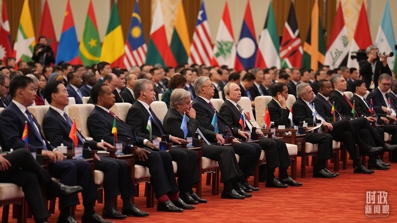 △18日上午，外方領(lǐng)導(dǎo)人在開(kāi)幕式上聆聽(tīng)習(xí)近平主席主旨演講。（總臺(tái)國(guó)廣記者李晉拍攝）