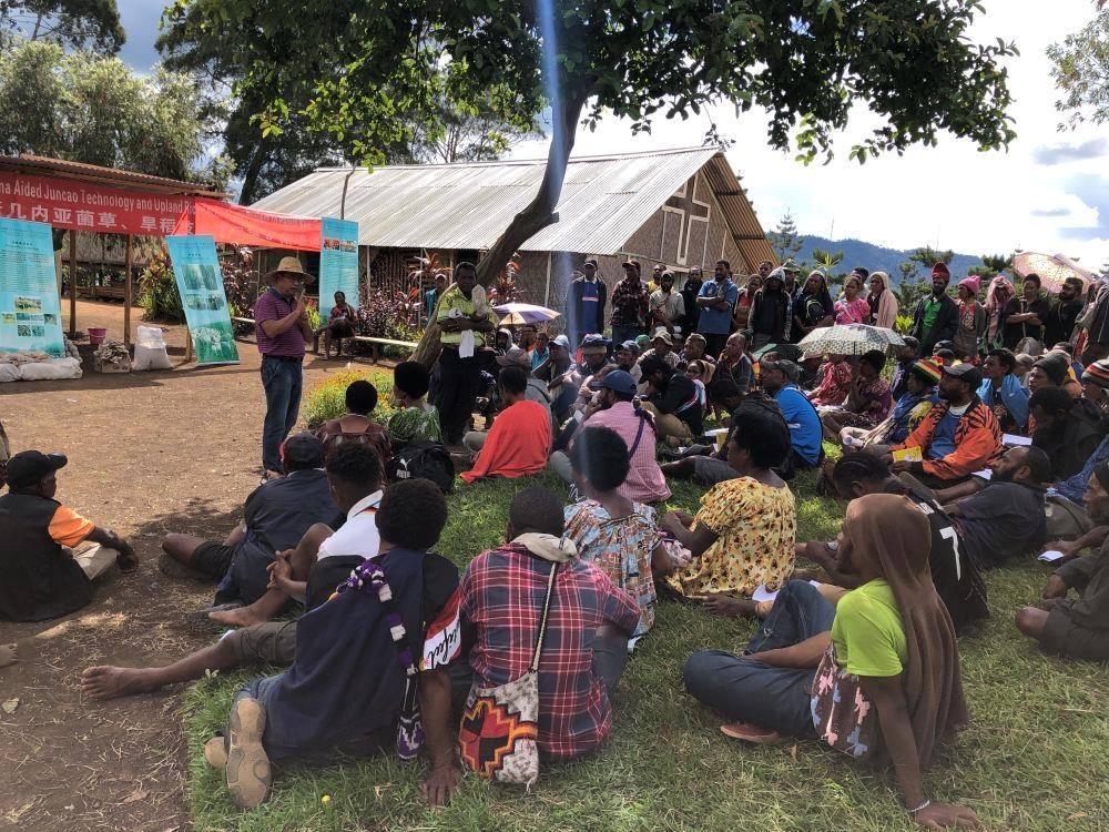 △2020年12月15日，中國(guó)專家在巴布亞新幾內(nèi)亞?wèn)|高地省中國(guó)援助巴新菌草和旱稻技術(shù)項(xiàng)目第9期培訓(xùn)班上授課。