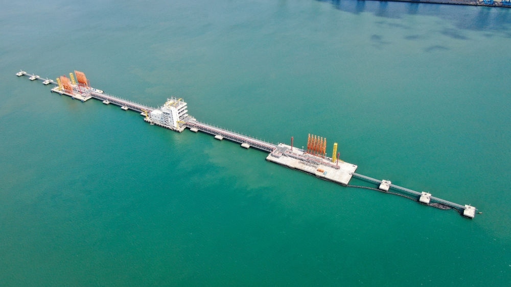 這是肯尼亞蒙巴薩油碼頭（2023年9月20日攝，無人機照片）。新華社發(fā)（中國交通建設(shè)股份有限公司肯尼亞蒙巴薩新建油碼頭項目部供圖）