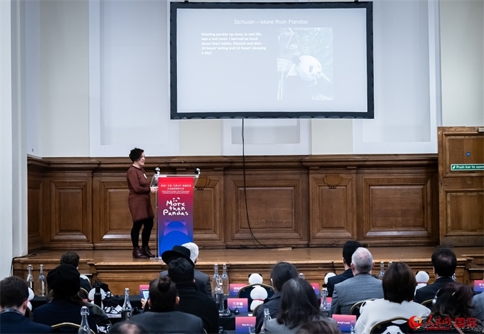 英國(guó)旅游達(dá)人瑪麗亞·拉莫爾作來(lái)川游歷主題分享。人民網(wǎng) 郭錦標(biāo)攝