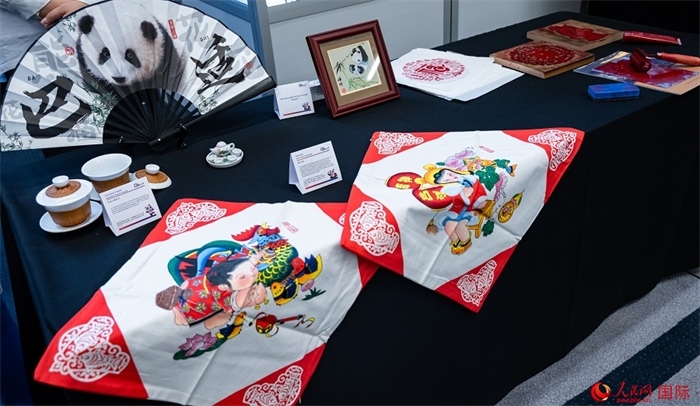 活動(dòng)現(xiàn)場(chǎng)的現(xiàn)場(chǎng)文創(chuàng)展、互動(dòng)體驗(yàn)區(qū)、非遺區(qū)展示。人民網(wǎng) 郭錦標(biāo)攝