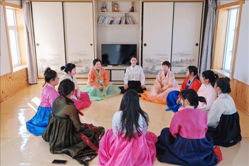 2023年6月，楊麗娜（后中）對(duì)擔(dān)任民宿管家的光東村村民們進(jìn)行標(biāo)準(zhǔn)化培訓(xùn)。（新華社記者金津秀攝）