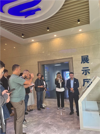 （在文瀾智谷中試產(chǎn)業(yè)基地，中外記者深入了解科技轉(zhuǎn)化情況 趙橙涔攝）
