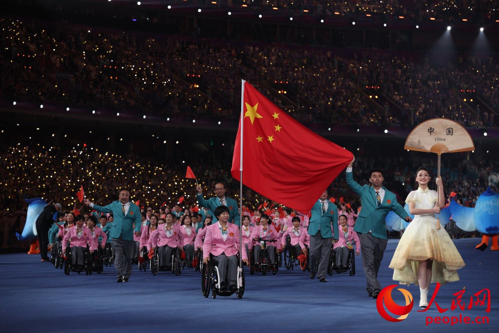 開幕式上，中國體育代表團(tuán)入場。人民網(wǎng) 周靜圓攝