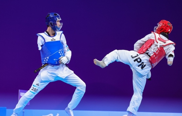 10月23日，杭州第4屆亞殘運(yùn)會(huì)跆拳道男子K44級(jí)58公斤級(jí)銅牌賽舉行。圖為烏茲別克斯坦隊(duì)選手桑賈貝克·穆赫托羅夫(左)和日本隊(duì)選手阿渡健太在比賽中。圖片來源：杭州亞殘組委會(huì)