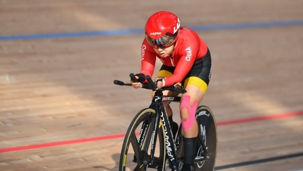 10月23日，杭州第4屆亞殘運(yùn)會(huì)場(chǎng)地自行車女子個(gè)人C4-5級(jí)3000米追逐賽金牌賽舉行。圖為中國隊(duì)選手季子賢在比賽中。圖片來源：杭州亞殘組委會(huì)