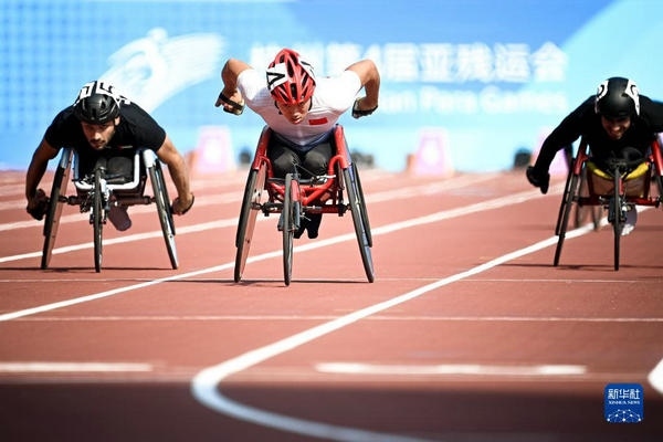 10月23日，中國選手龔文浩（左二）在杭州第4屆亞殘運(yùn)會(huì)男子100米-T34決賽的比賽中。他以15秒55的成績(jī)獲得該項(xiàng)目銀牌。新華社記者 江漢攝