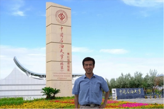 北京交通大學(xué)“銀齡教師”黃曉鳴。校方供圖