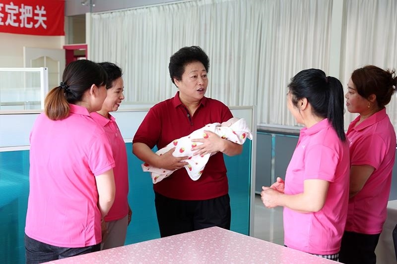 △2021年6月2日，卓長立（中）指導(dǎo)正在接受培訓(xùn)的家政服務(wù)員。