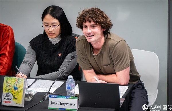 4、英國(guó)漢學(xué)家沈如風(fēng)對(duì)中國(guó)文學(xué)譯作的未來(lái)充滿期待。郭錦標(biāo)攝