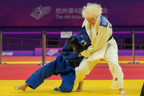10月24日，杭州第4屆亞殘運(yùn)會(huì)柔道女子J2級(jí)57公斤級(jí)決賽舉行。圖為中國(guó)隊(duì)選手王嘉楠（右）和日本隊(duì)選手廣瀨順子在比賽中。圖片來(lái)源：杭州亞殘組委