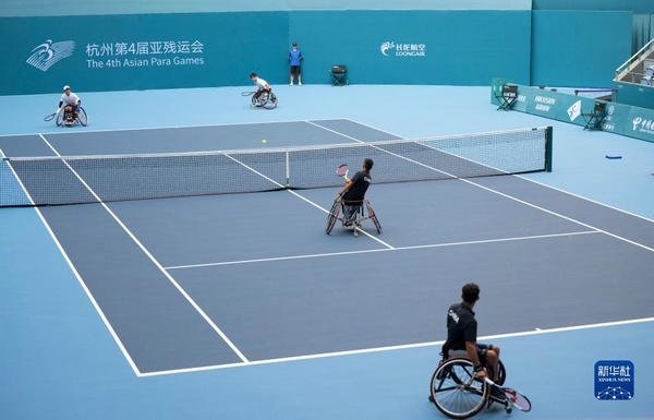 10月24日，在杭州第4屆亞殘運(yùn)會(huì)輪椅網(wǎng)球男子雙打1/4決賽中，中國(guó)組合董順江/紀(jì)珍旭以0比2不敵韓國(guó)組合任浩元/韓成奉，無(wú)緣半決賽。圖為董順江（右二）/紀(jì)珍旭（右一）在比賽中。新華社記者 才揚(yáng)攝