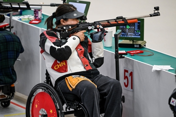 10月23日，杭州第4屆亞殘運(yùn)會(huì)射擊(R2)SH1級(jí)女子10米氣步槍立射資格賽舉行。圖為中國(guó)隊(duì)選手張翠平在比賽中。圖片來(lái)源：杭州亞殘組委