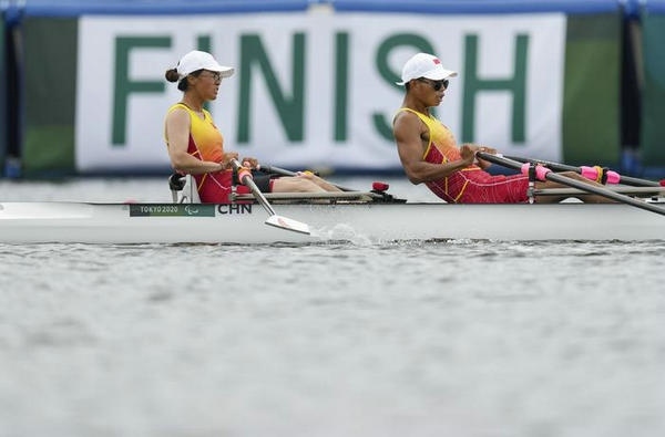 2021年8月29日，在東京殘奧會(huì)賽艇項(xiàng)目PR2級(jí)混合雙人雙槳決賽中，中國(guó)組合劉爽/蔣繼劍獲得銅牌。圖為劉爽（左）/蔣繼劍在比賽中。新華社記者 胡虎虎攝（資料圖）