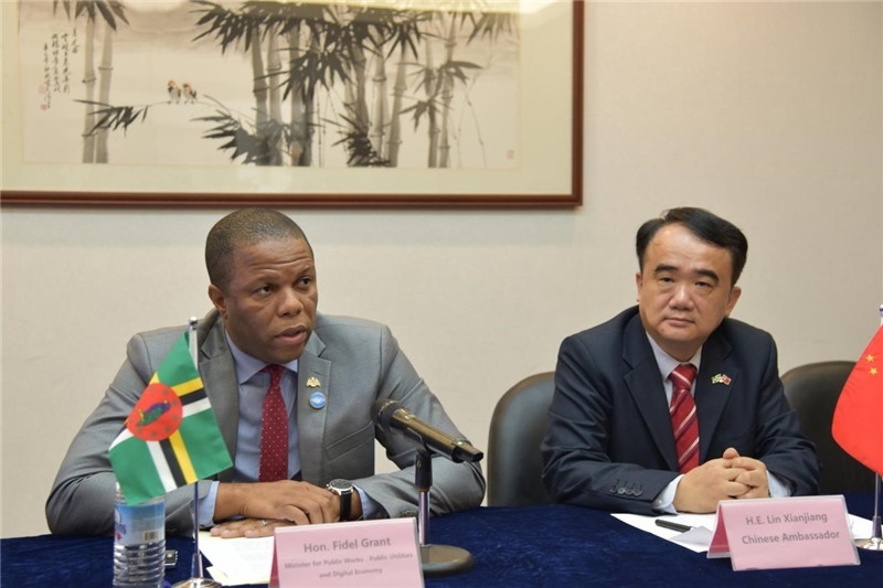 多公共工程部部長格蘭特（左一）向與會記者介紹赴華參會情況。駐多米尼克使館供圖