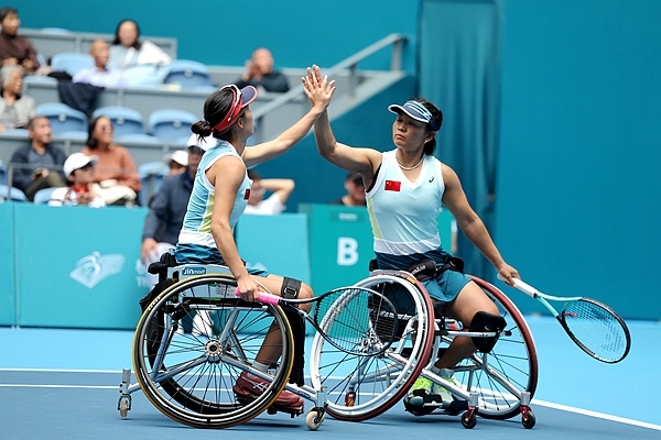 10月25日，杭州亞殘運會輪椅網(wǎng)球女雙決賽，中國組合朱珍珍(右)/郭珞瑤慶祝得分。人民網(wǎng)記者 胡雪蓉攝
