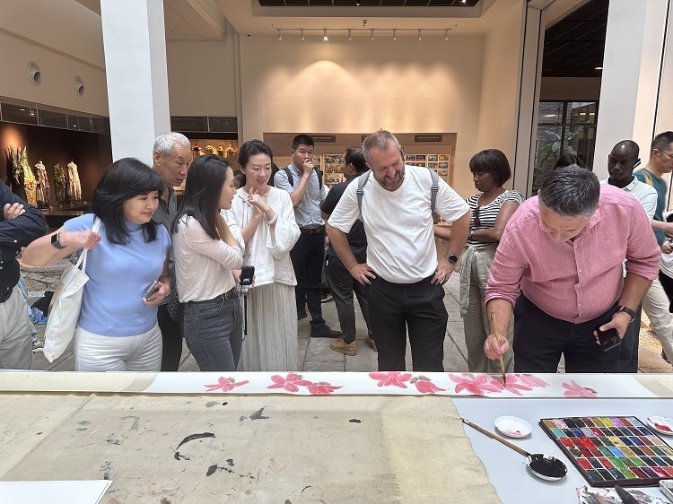 首屆國際傳播“絲路獎”獲獎代表等在廣州市荔灣區(qū)永慶坊參加文化交流活動。楊爍壁、王燕攝影報道