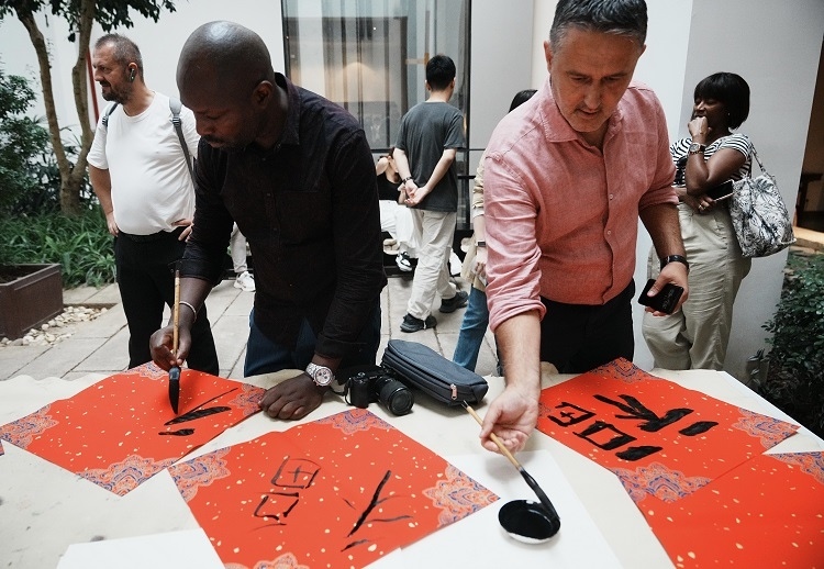 首屆國際傳播“絲路獎”獲獎代表等在廣州市荔灣區(qū)永慶坊參加文化交流活動。楊爍壁、王燕攝影報道