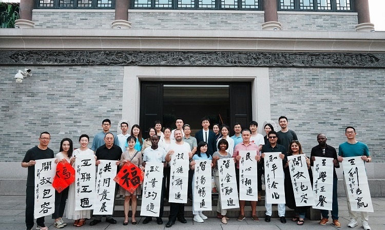 首屆國際傳播“絲路獎”獲獎代表等在廣州市荔灣區(qū)永慶坊參加文化交流活動。楊爍壁、王燕攝影報道