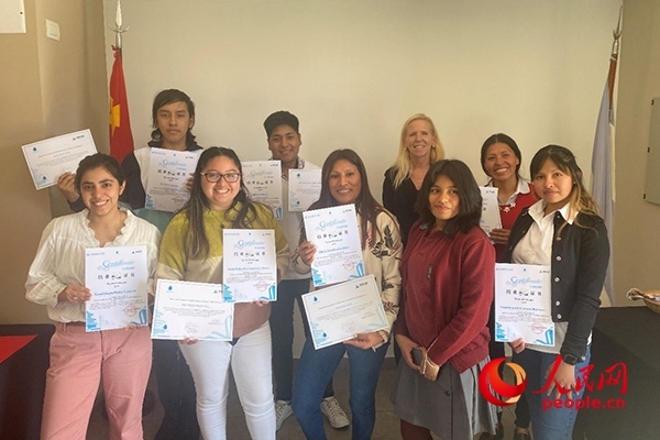 社區(qū)工作專家莫伊拉（后排右二）向“中文工坊”第二期培訓班部分結(jié)業(yè)學員頒發(fā)由薩爾塔省教育部簽發(fā)的結(jié)業(yè)證書。人民網(wǎng)記者 吳思萱攝