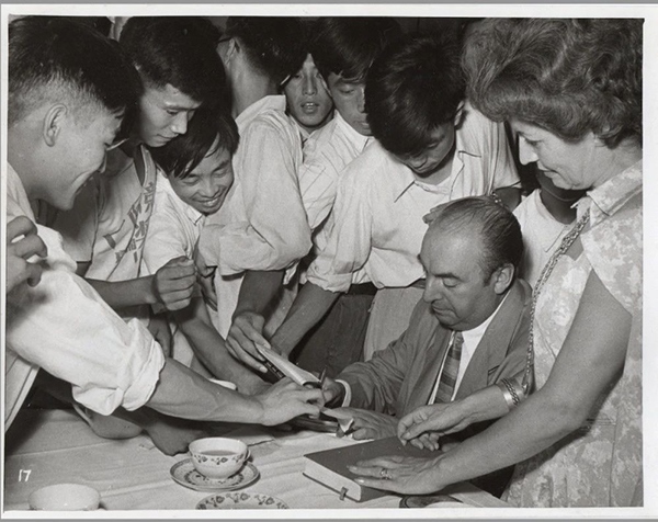 諾貝爾文學獎得主巴勃羅·聶魯達與中國青年在一起（資料圖片）。中國美術館供圖