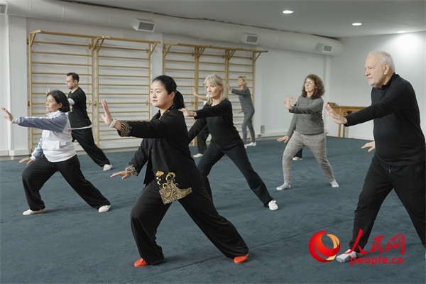 阿根廷武術俱樂部協(xié)會副會長陳敏正在教學。人民網(wǎng)記者 張若涵攝