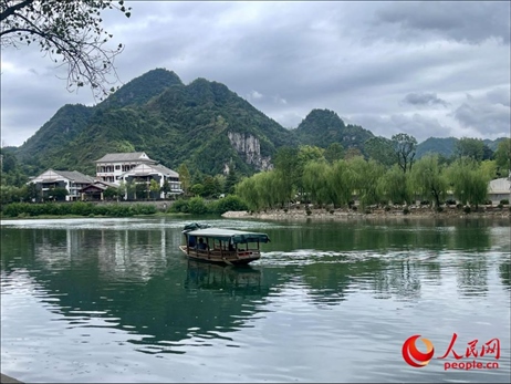 秋日的邊城鎮(zhèn)，青山滴翠、碧水含情。人民網(wǎng) 周靜圓攝