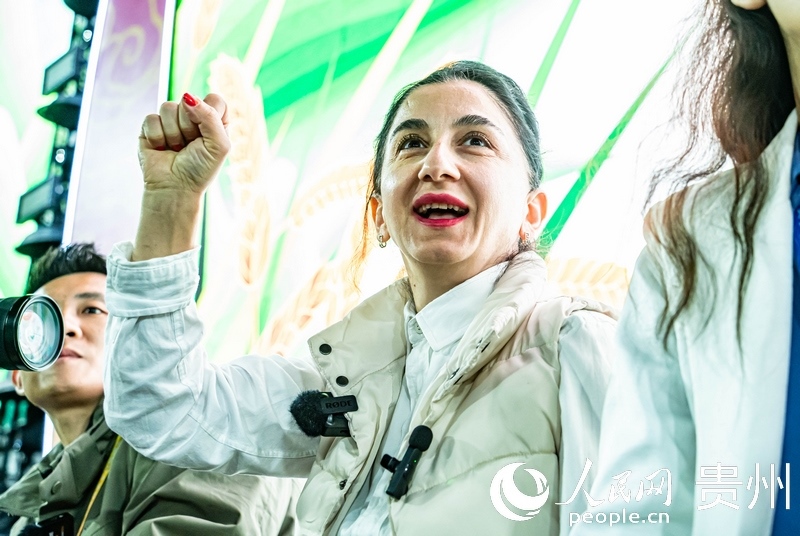 外媒記者在現(xiàn)場(chǎng)吶喊助威。人民網(wǎng) 陽茜攝