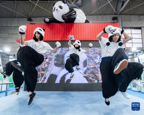  10月29日，街舞隊(duì)在日本大阪國際會(huì)展中心中國館表演街舞。新華社發(fā)（中國駐大阪旅游辦事處供圖）