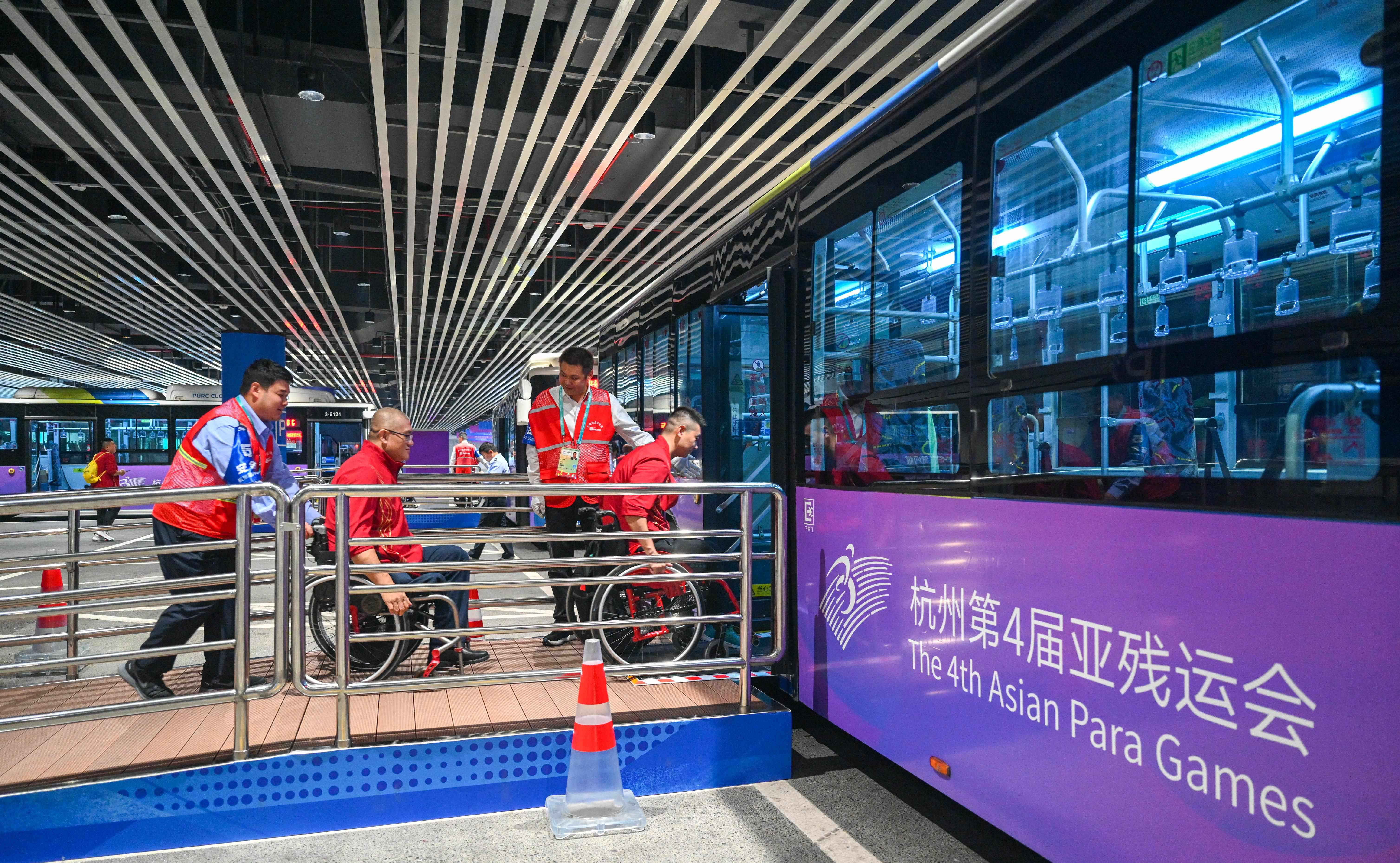 △2023年10月25日，結(jié)束輪椅籃球比賽后的中國隊(duì)和阿富汗隊(duì)球員通過無障礙坡道，順利上車返回運(yùn)動(dòng)員村。