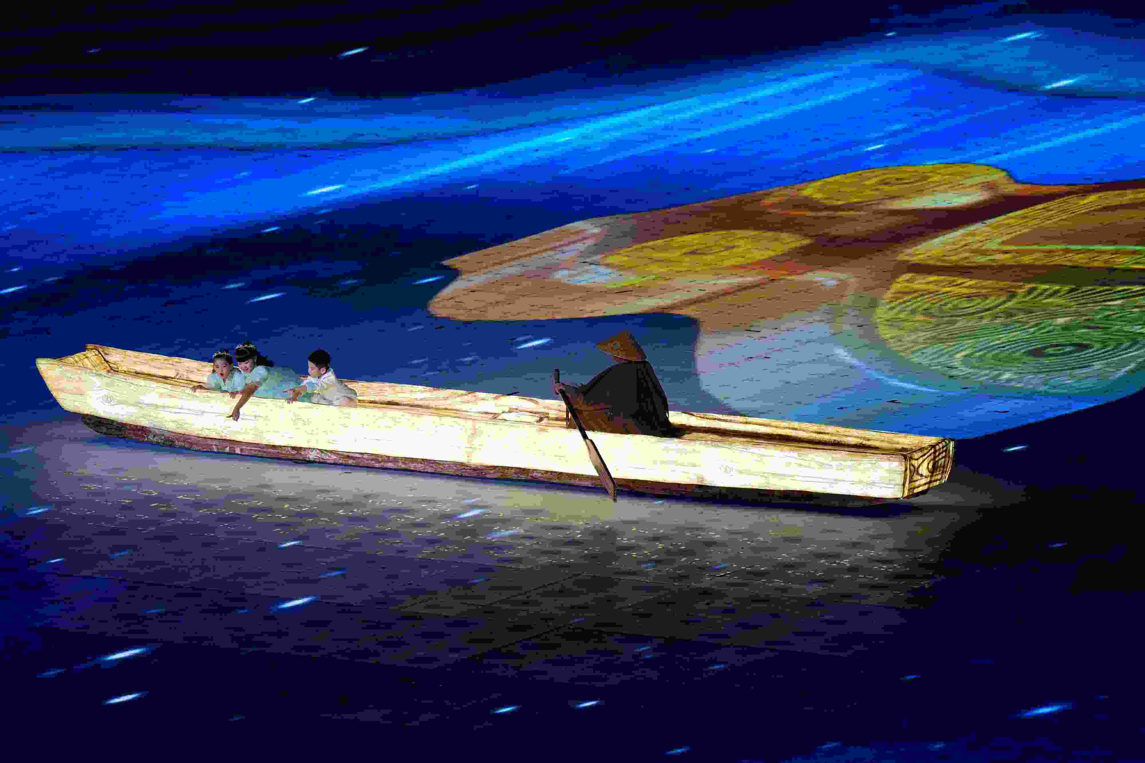 △2023年10月28日，杭州亞殘運(yùn)會(huì)閉幕式上的“中華第一舟”。