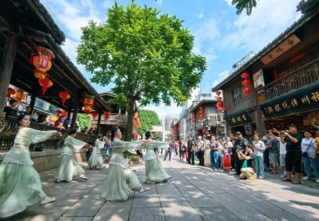 國(guó)慶節(jié)期間，福州市三坊七巷歷史文化街區(qū)上演《尋夢(mèng)閩都》快閃。新華社發(fā)